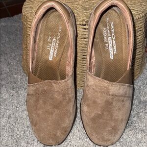 Skechers Women's tan leather/suede slip on Loafers air cooled memory foam sz 8
